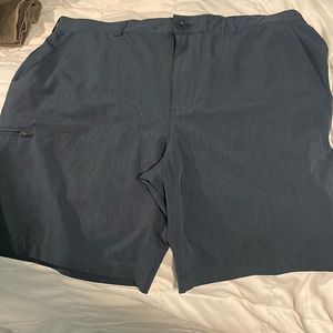 Like new Mountain & Isle men’s shorts